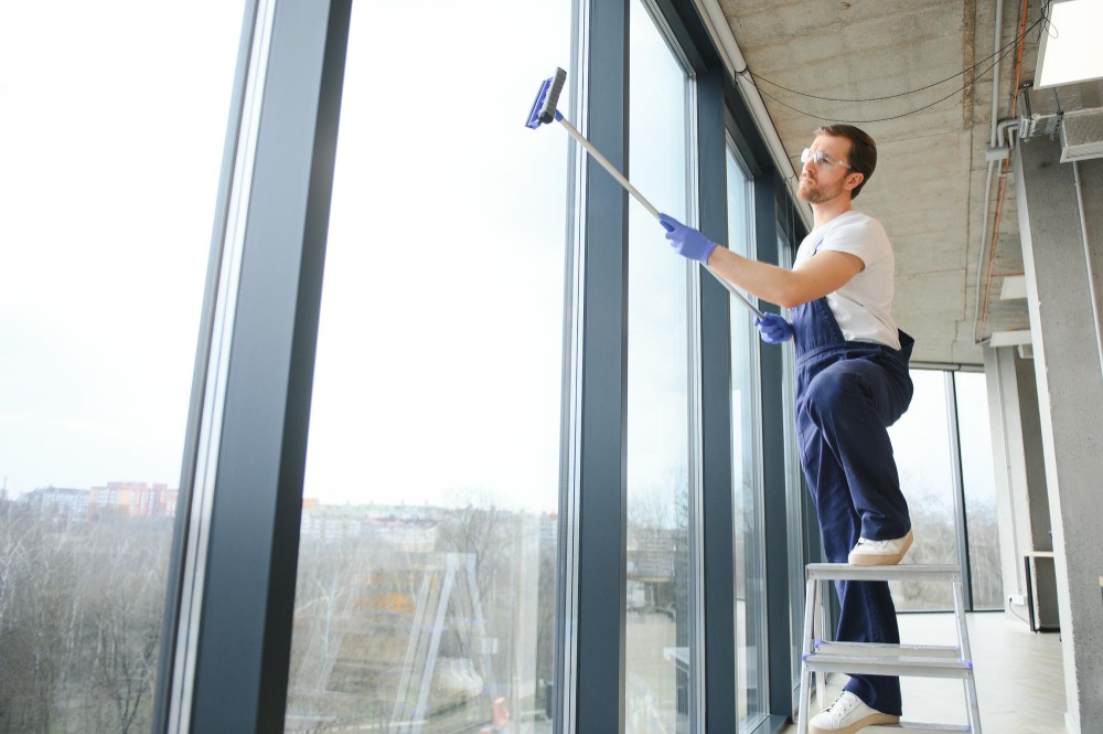 Professionelle Glasreinigung an großen Fensterflächen in Berlin